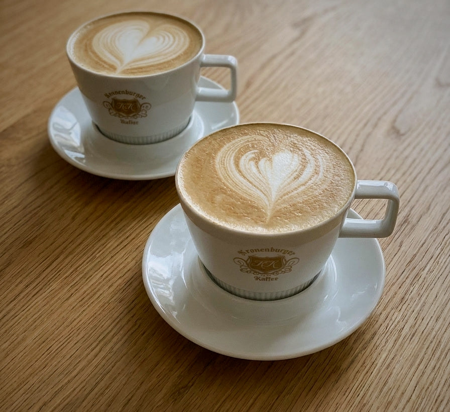 Zwei Cappuccino mit Herz-Latte-Art in Kronenburger-Tassen
